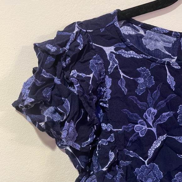 Short sleeve Gap shirt size medium - Picture 3 of 6